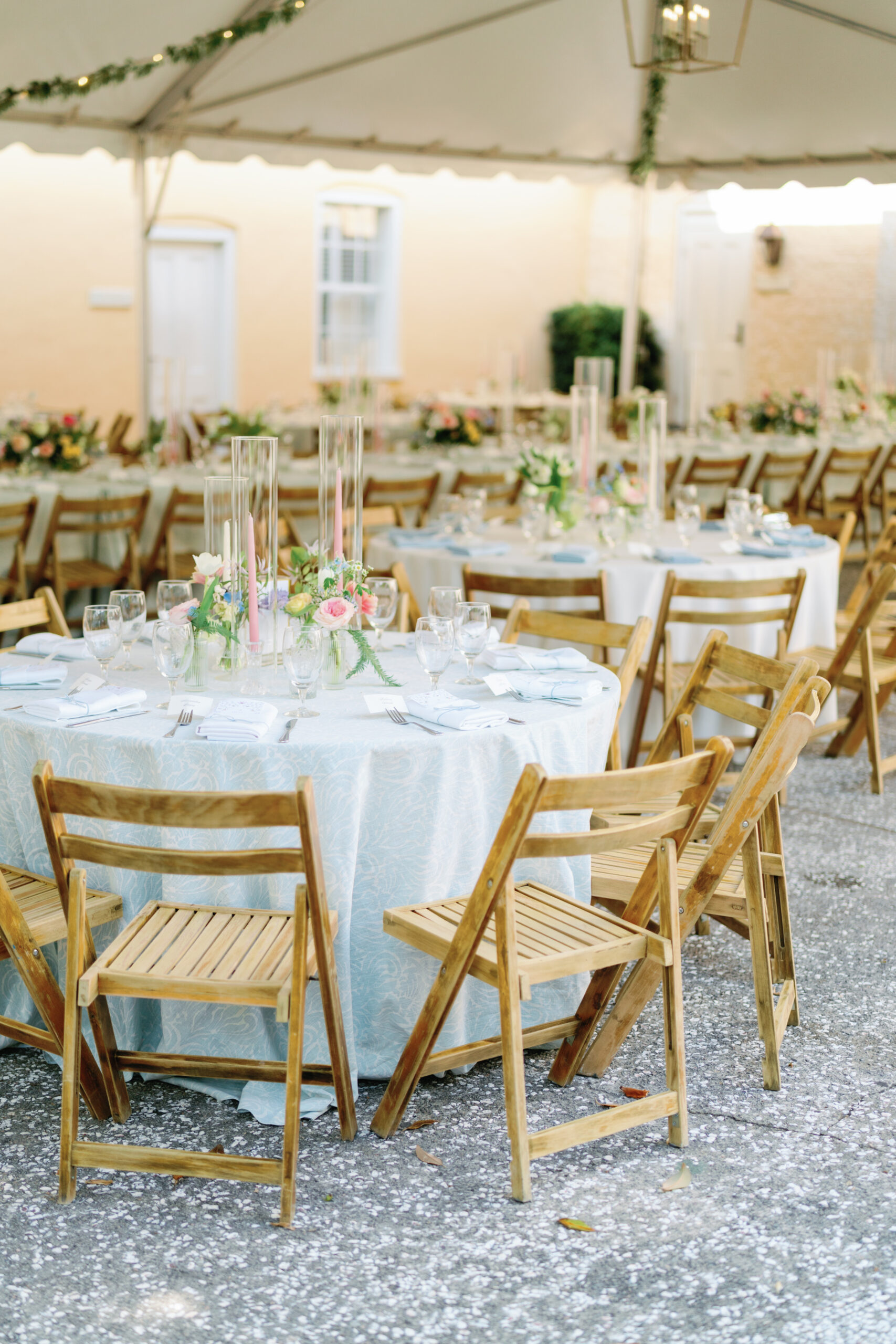 Charleston outdoor wedding reception dinner. Light blue floral linens. Spring flowers of pink and yellow. Destination wedding photographer. 