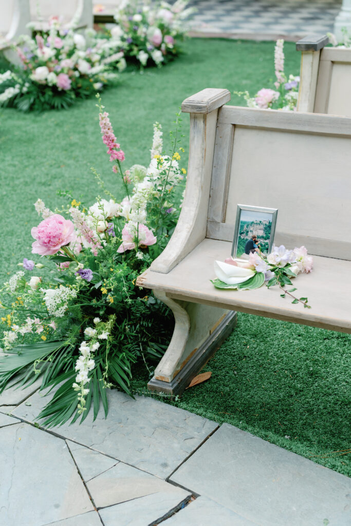 Groom leaves a tribute chair for his dad at wedding ceremony. 
