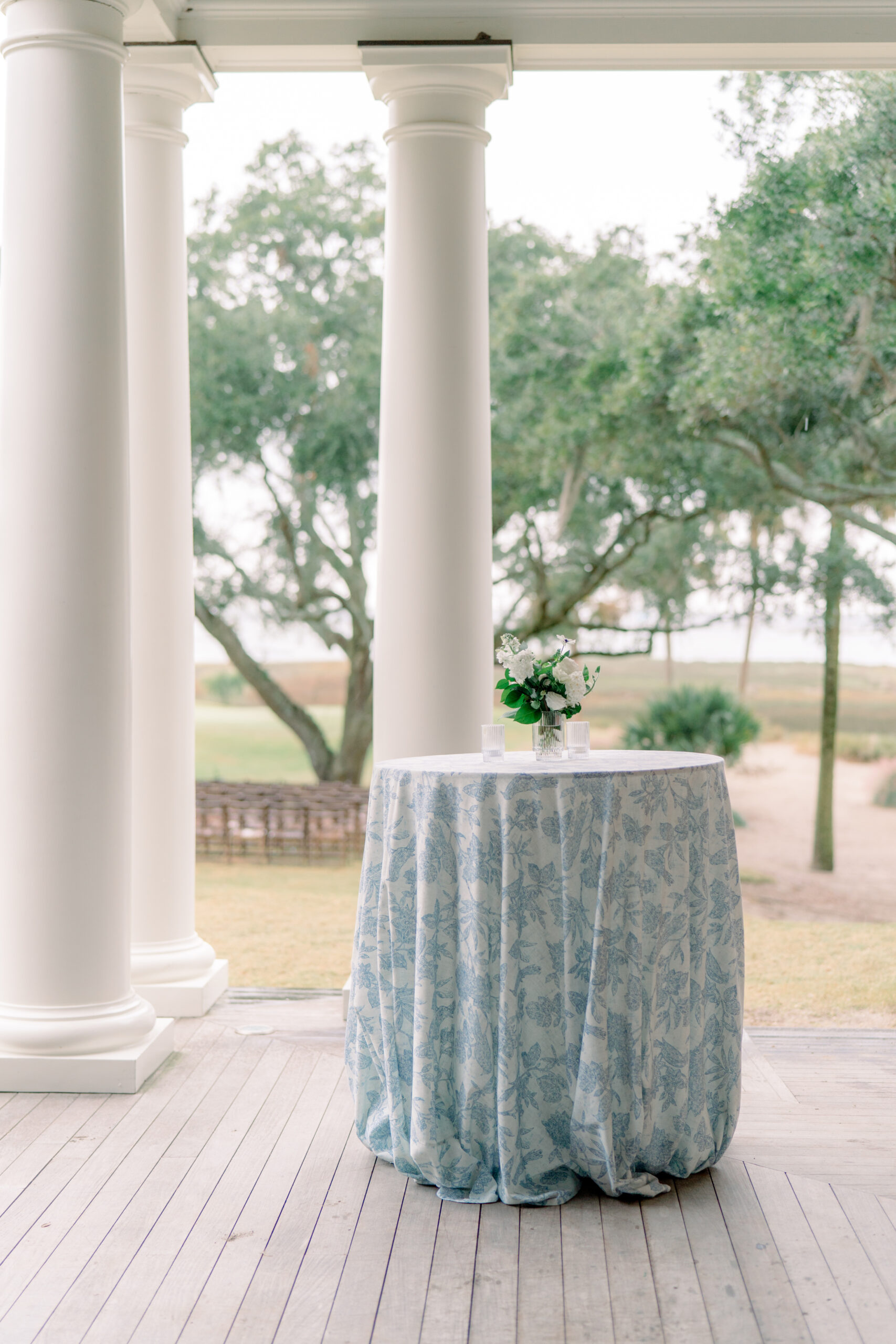 Cocktail table on the porch at Kiawah River Course. Kailee DiMeglio Photography. 