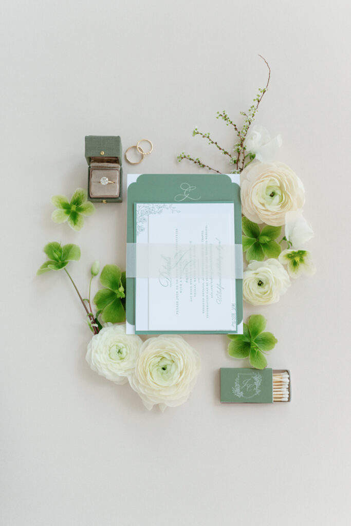 Wedding details. White and green invitations. 