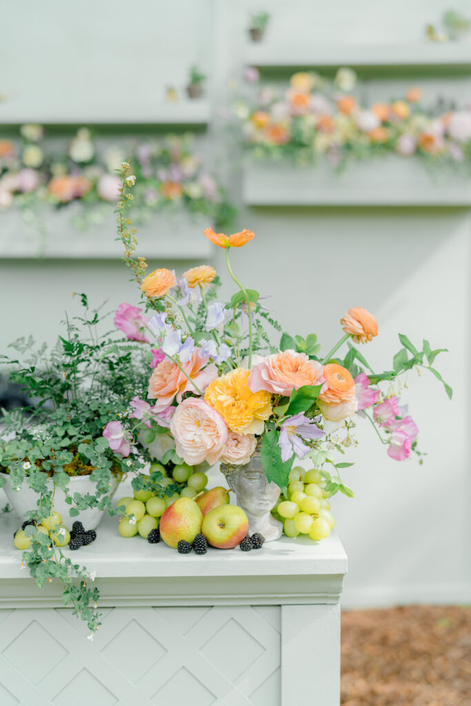 Light green grand wedding bar with fruit and sculpture decoration. Spring Island wedding. 