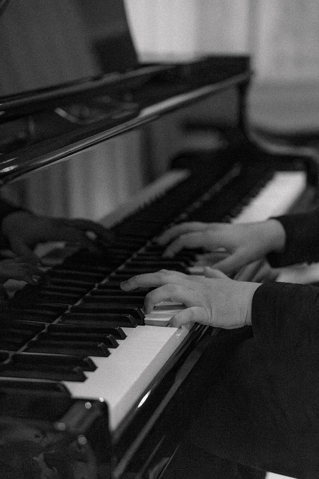 hands playing piano. Grand piano welcomed guests to cocktail hour. 